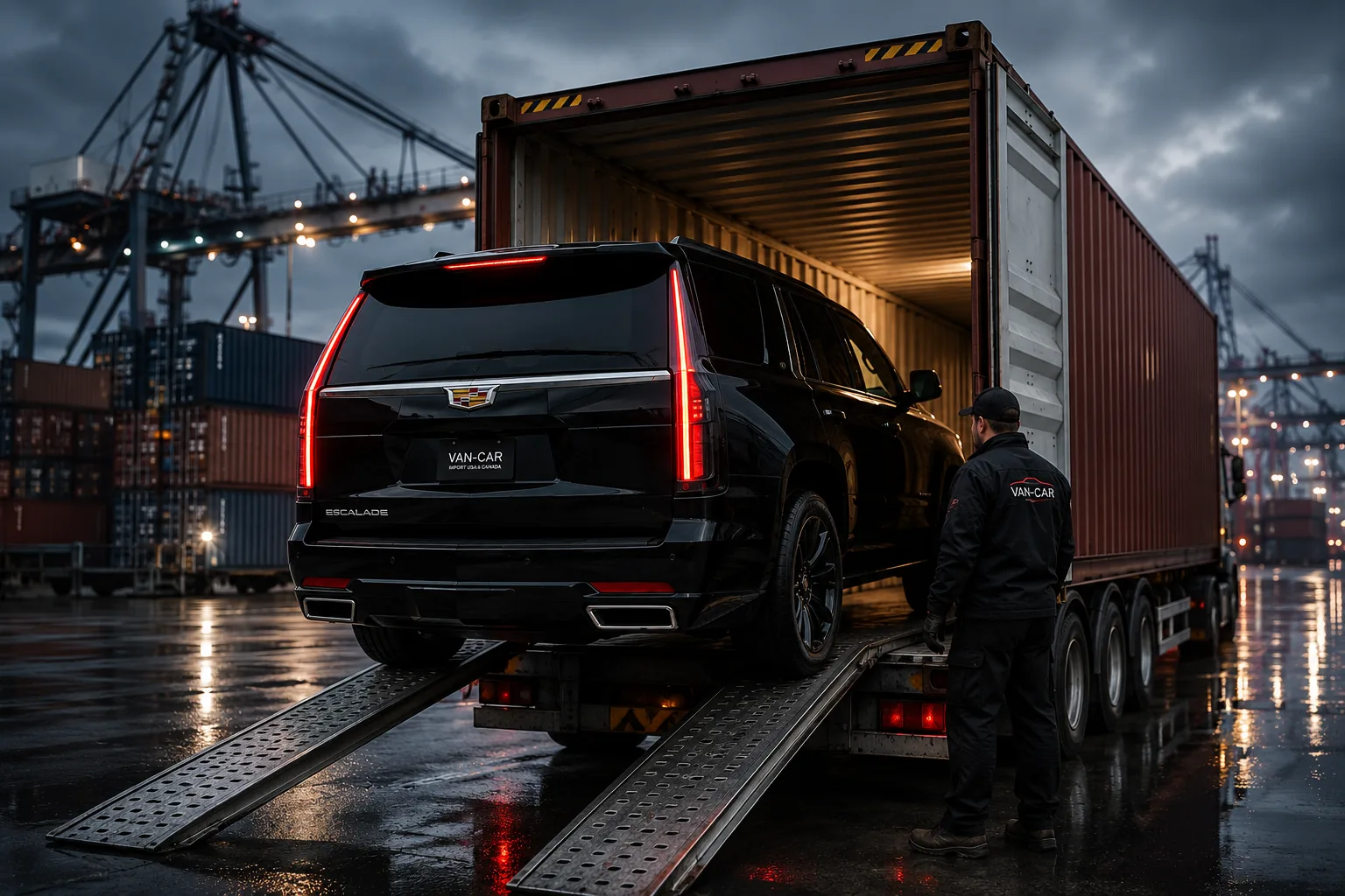 Cadillac Escalade wjeżdżający na lawetę o zmierzchu w porcie — bezpieczny transport VAN-CAR