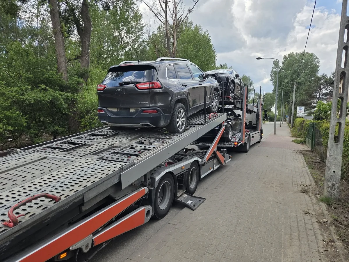 Auta z USA załadowane na lawecie, transport na nasz plac
