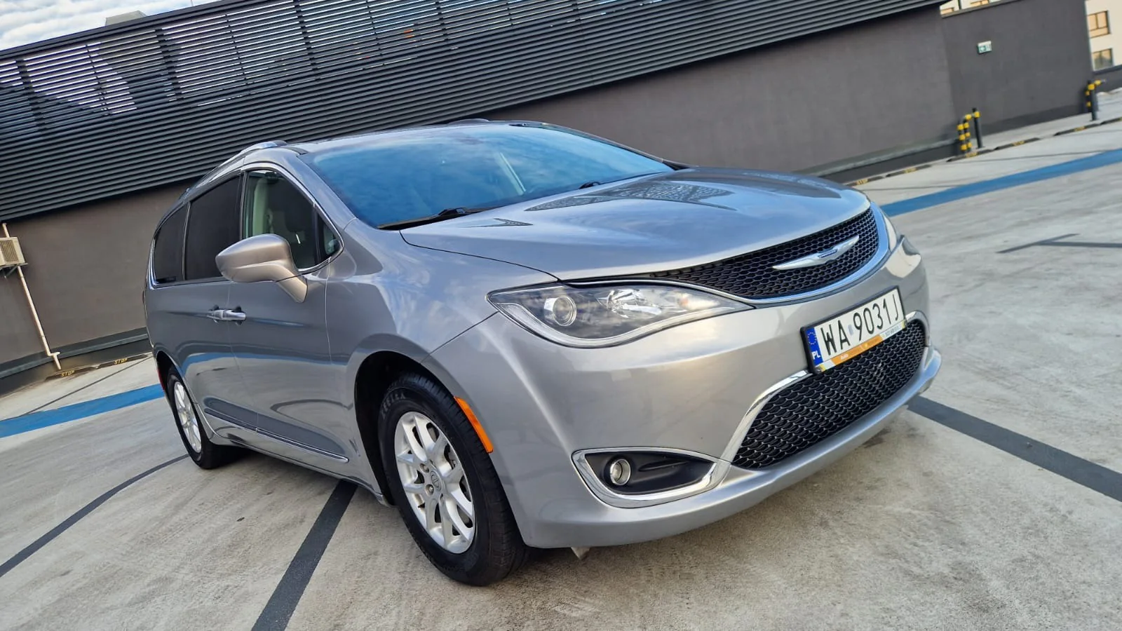 Chrysler Pacifica Srebrny